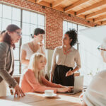 Frauen im Teammeeting mit Laptop – Zusammenarbeit an Audit- und Zertifizierungsprojekten.